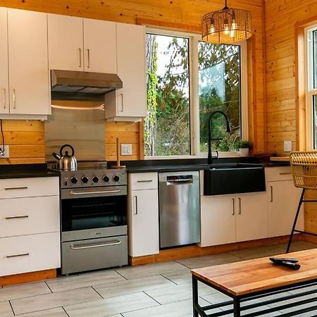 1-Bedroom Knotty Pine Cabin W Sauna & Jacuzzi Sooke Exterior foto