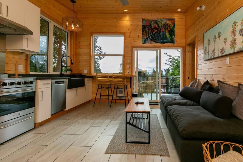 1-Bedroom Knotty Pine Cabin W Sauna & Jacuzzi Sooke Exterior foto