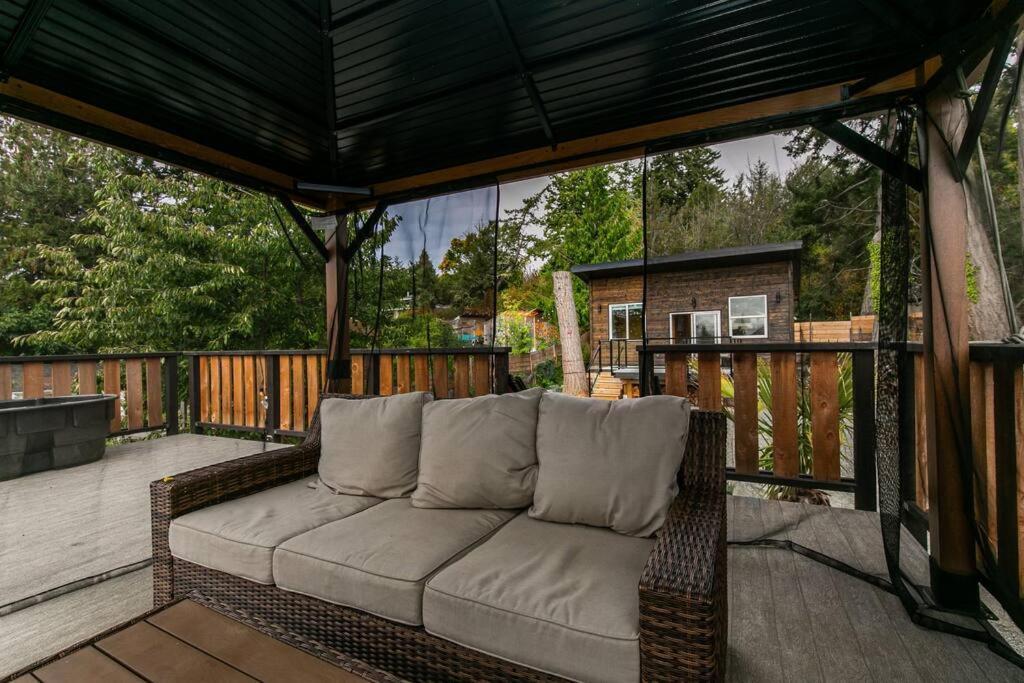 1-Bedroom Knotty Pine Cabin W Sauna & Jacuzzi Sooke Exterior foto