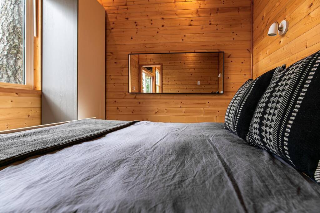1-Bedroom Knotty Pine Cabin W Sauna & Jacuzzi Sooke Exterior foto