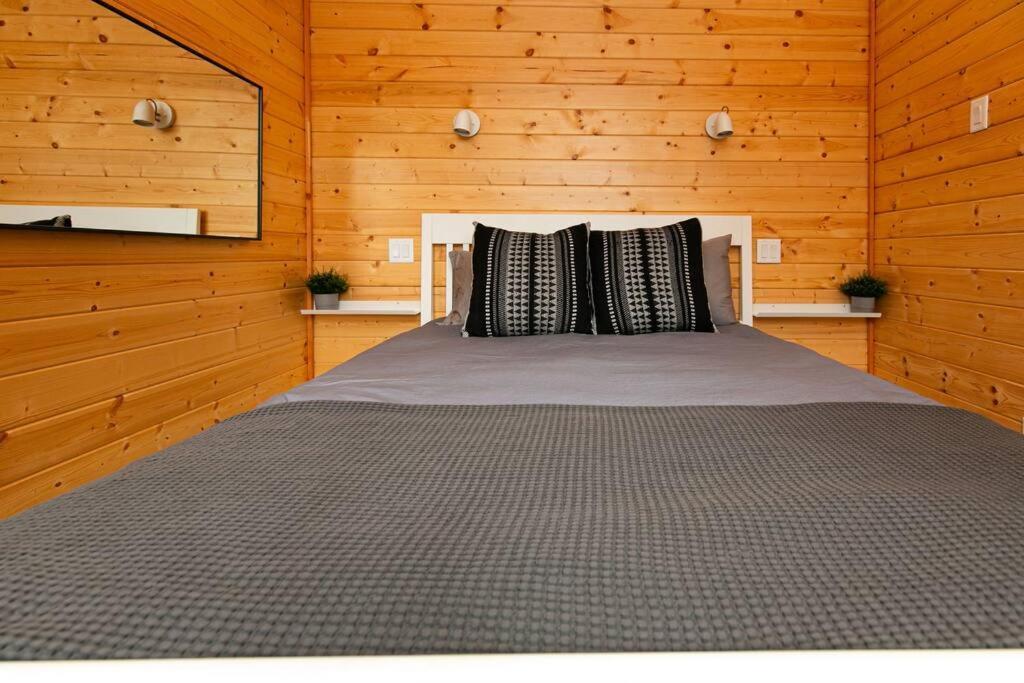 1-Bedroom Knotty Pine Cabin W Sauna & Jacuzzi Sooke Exterior foto