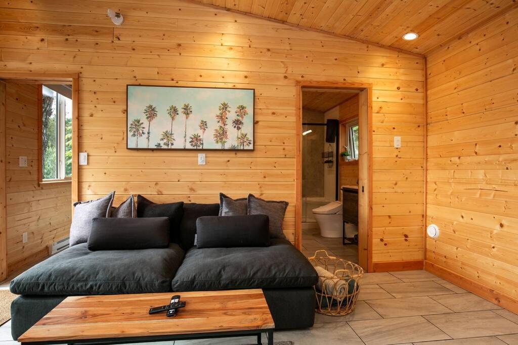 1-Bedroom Knotty Pine Cabin W Sauna & Jacuzzi Sooke Exterior foto