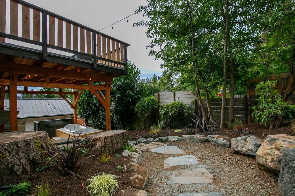 1-Bedroom Knotty Pine Cabin W Sauna & Jacuzzi Sooke Exterior foto