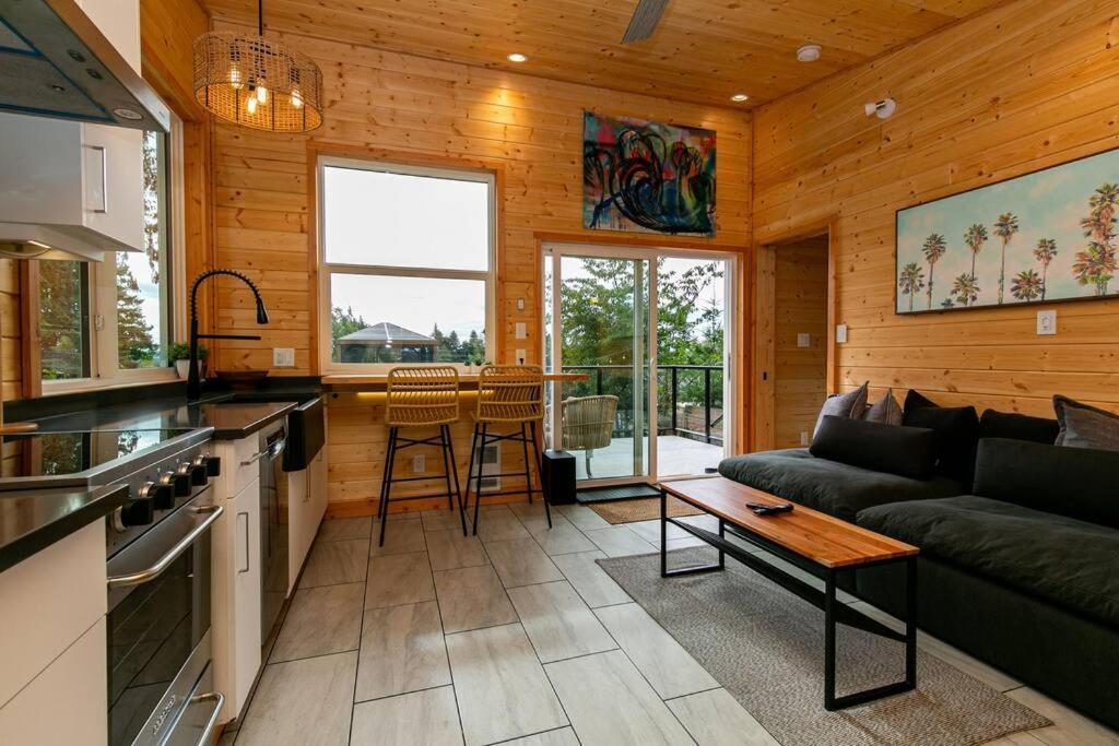 1-Bedroom Knotty Pine Cabin W Sauna & Jacuzzi Sooke Exterior foto