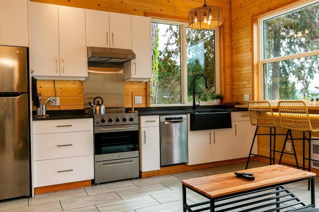 1-Bedroom Knotty Pine Cabin W Sauna & Jacuzzi Sooke Exterior foto