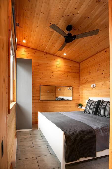 1-Bedroom Knotty Pine Cabin W Sauna & Jacuzzi Sooke Exterior foto