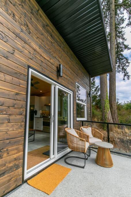 1-Bedroom Knotty Pine Cabin W Sauna & Jacuzzi Sooke Exterior foto
