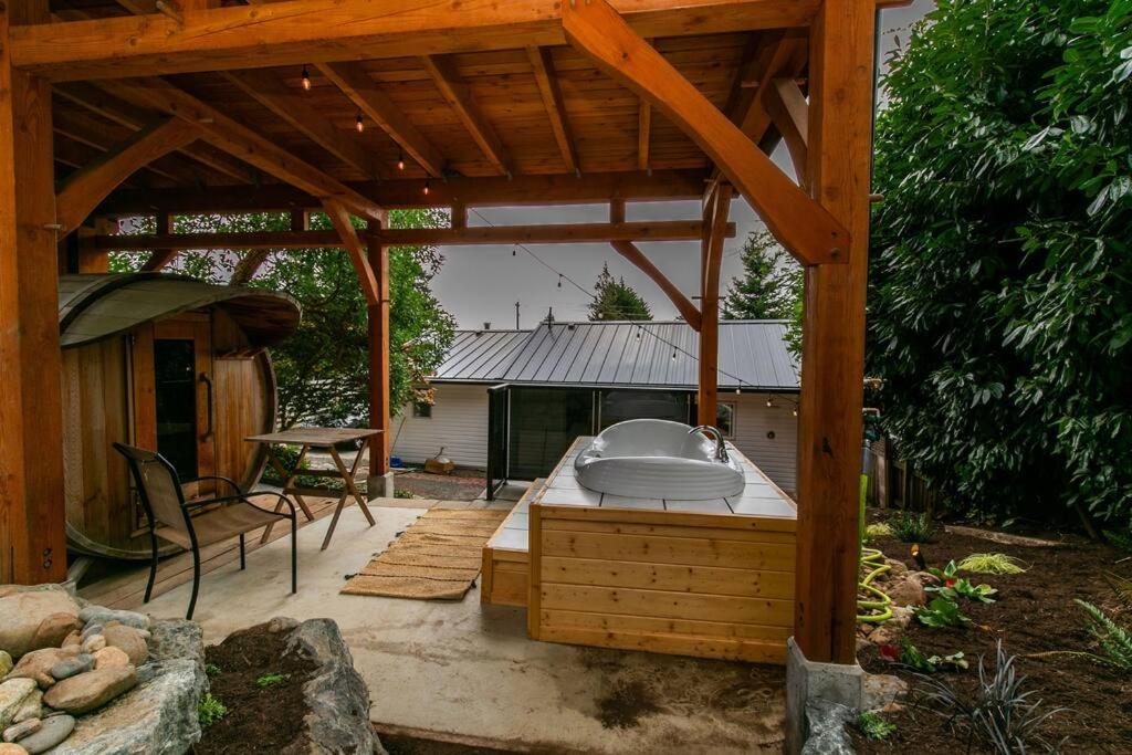 1-Bedroom Knotty Pine Cabin W Sauna & Jacuzzi Sooke Exterior foto