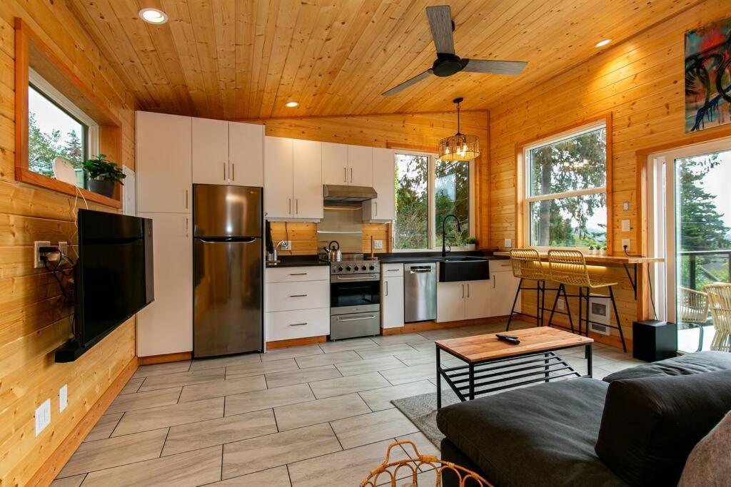 1-Bedroom Knotty Pine Cabin W Sauna & Jacuzzi Sooke Exterior foto