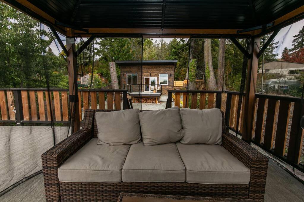 1-Bedroom Knotty Pine Cabin W Sauna & Jacuzzi Sooke Exterior foto