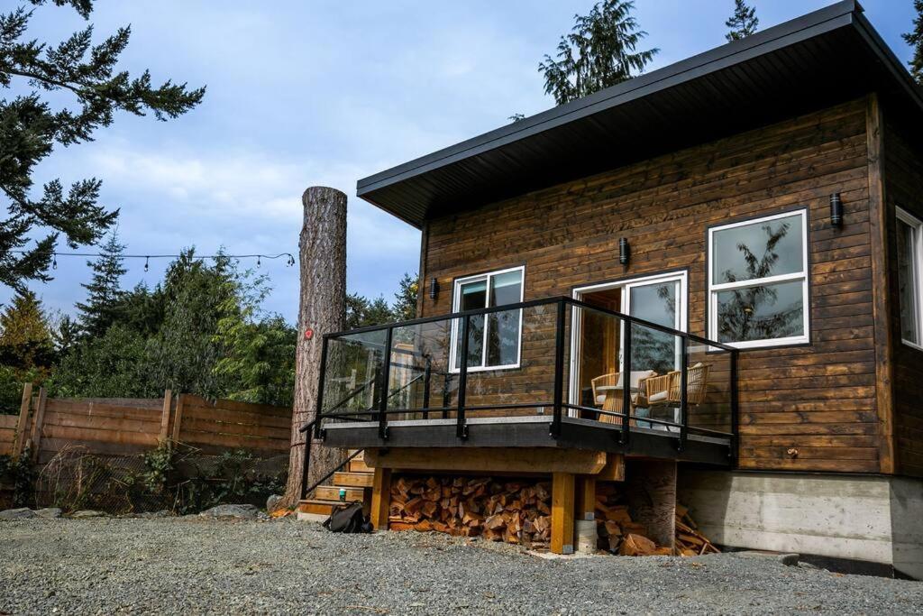1-Bedroom Knotty Pine Cabin W Sauna & Jacuzzi Sooke Exterior foto