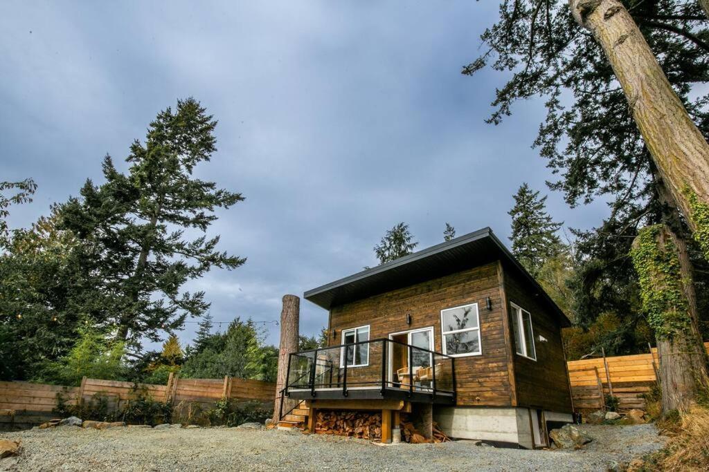 1-Bedroom Knotty Pine Cabin W Sauna & Jacuzzi Sooke Exterior foto