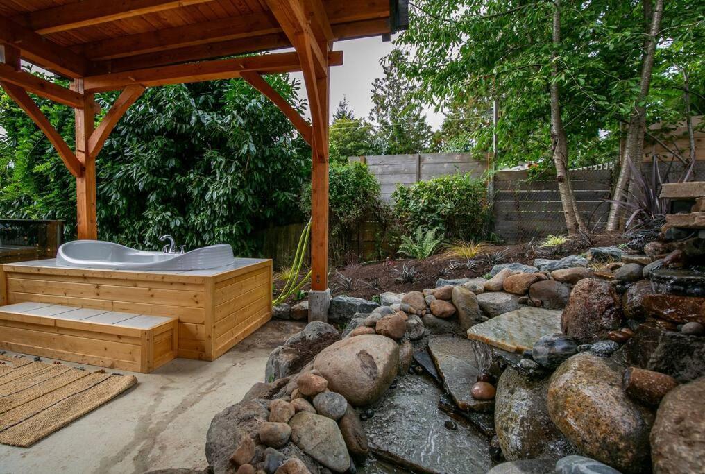 1-Bedroom Knotty Pine Cabin W Sauna & Jacuzzi Sooke Exterior foto