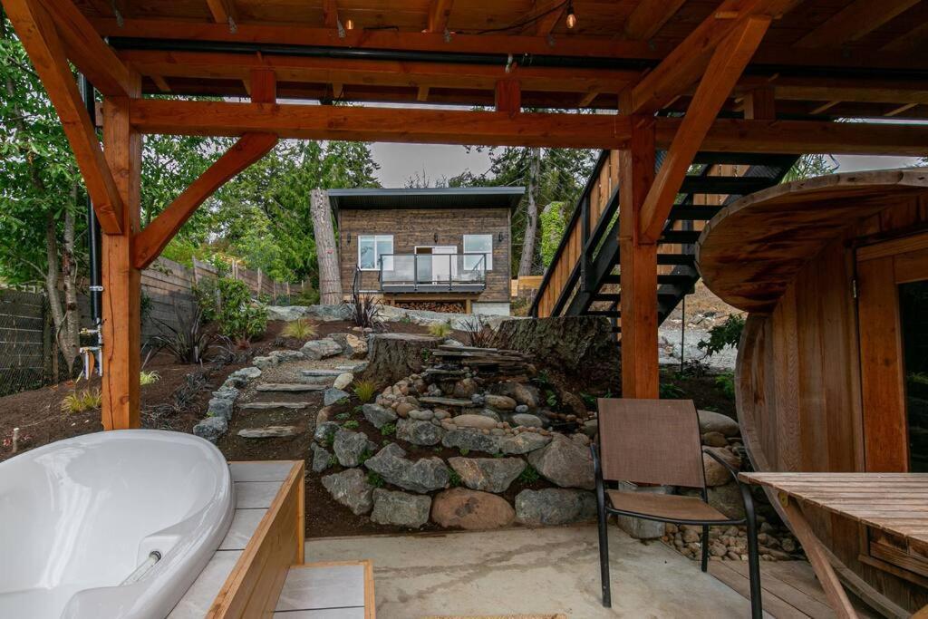 1-Bedroom Knotty Pine Cabin W Sauna & Jacuzzi Sooke Exterior foto