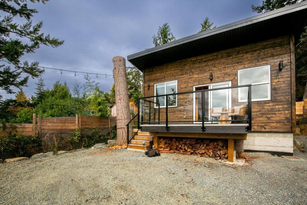 1-Bedroom Knotty Pine Cabin W Sauna & Jacuzzi Sooke Exterior foto