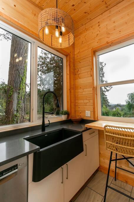 1-Bedroom Knotty Pine Cabin W Sauna & Jacuzzi Sooke Exterior foto