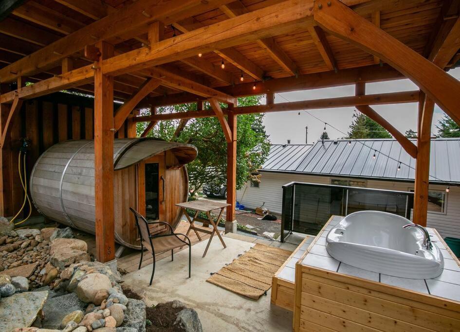 1-Bedroom Knotty Pine Cabin W Sauna & Jacuzzi Sooke Exterior foto