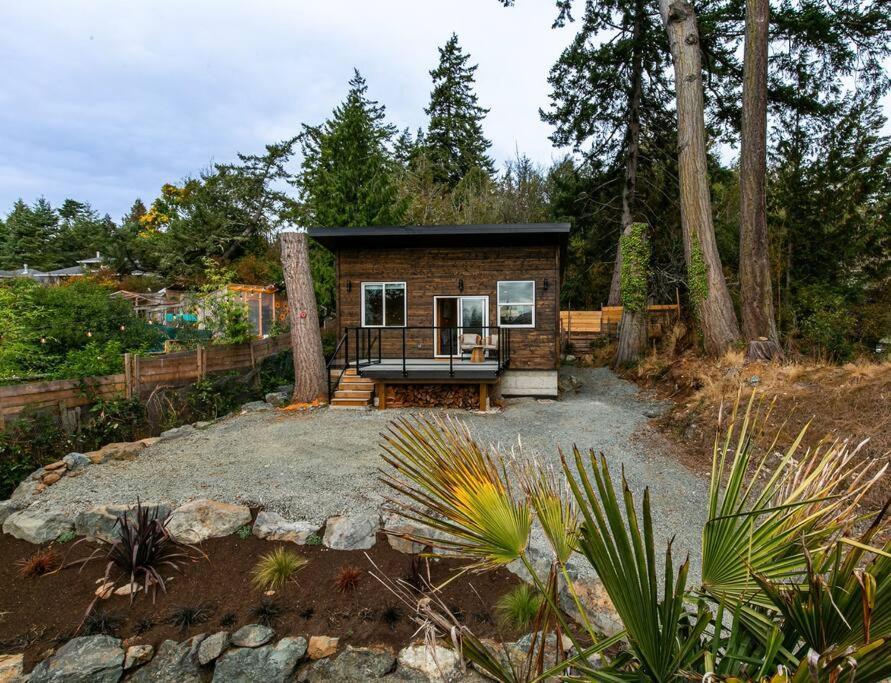 1-Bedroom Knotty Pine Cabin W Sauna & Jacuzzi Sooke Exterior foto