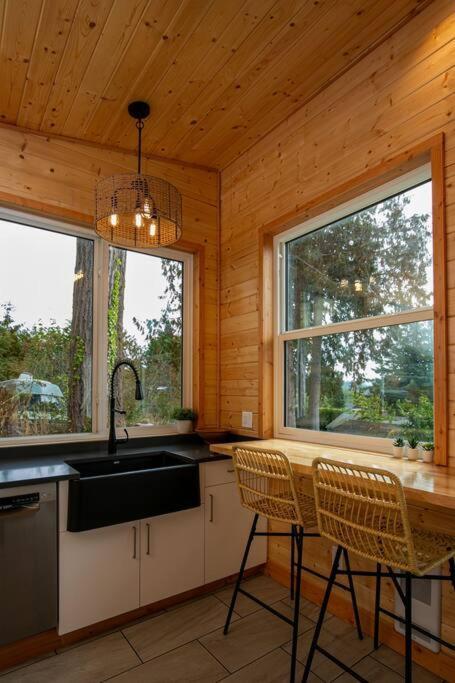 1-Bedroom Knotty Pine Cabin W Sauna & Jacuzzi Sooke Exterior foto