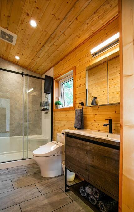 1-Bedroom Knotty Pine Cabin W Sauna & Jacuzzi Sooke Exterior foto