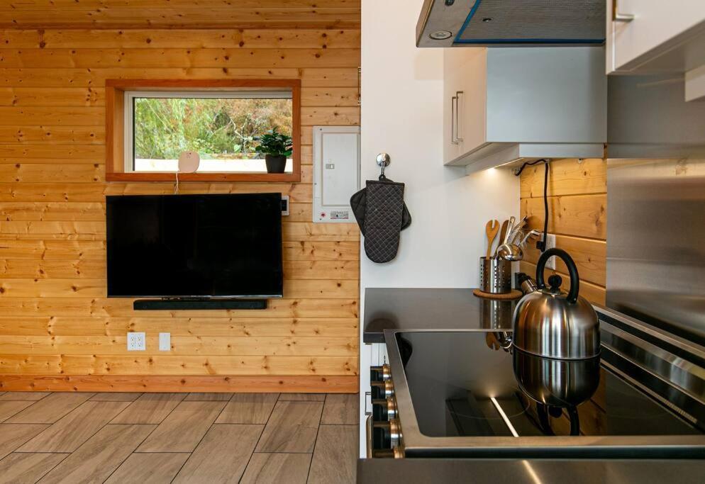1-Bedroom Knotty Pine Cabin W Sauna & Jacuzzi Sooke Exterior foto