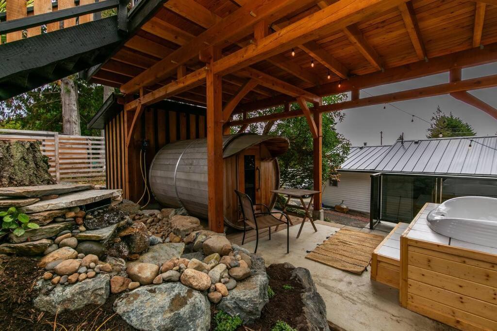 1-Bedroom Knotty Pine Cabin W Sauna & Jacuzzi Sooke Exterior foto
