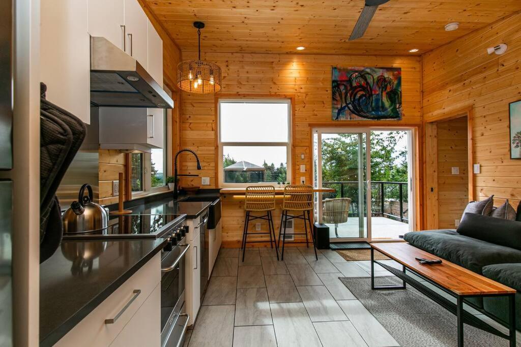 1-Bedroom Knotty Pine Cabin W Sauna & Jacuzzi Sooke Exterior foto